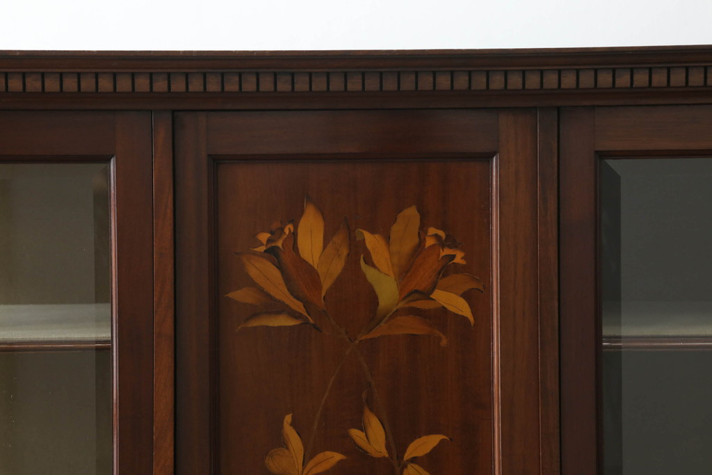 イギリスアンティーク　花をモチーフにした象嵌が非常に美しいキャビネット(飾り棚、収納棚、キュリオケース)(R-052273)