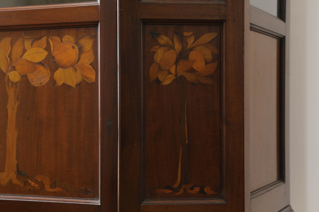 イギリスアンティーク　花をモチーフにした象嵌が非常に美しいキャビネット(飾り棚、収納棚、キュリオケース)(R-052273)