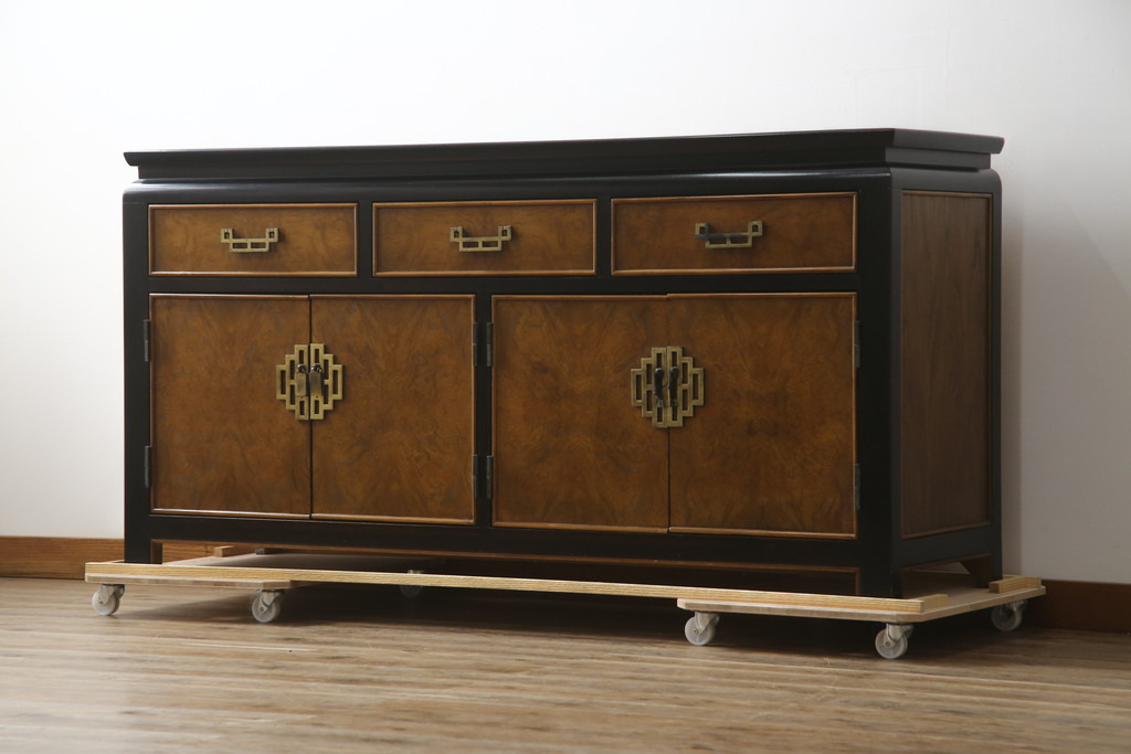 中古　高級品!!　希少モデル　アメリカ　Century Furniture(センチュリー・ファニチャー)　取っ手のデザインが目を引くシノワズリ様式のサイドボード(サイドキャビネット、カウンターテーブル、キッチンカウンター、収納棚)(R-079218)