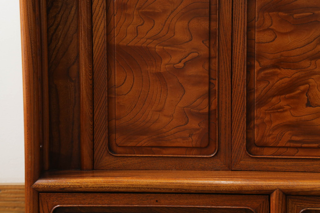 中古　美品　総ケヤキ材　玉杢　漆塗り　品のある佇まいが美しい指物飾り棚(茶棚、収納棚)(定価約140万円)(R-053144)