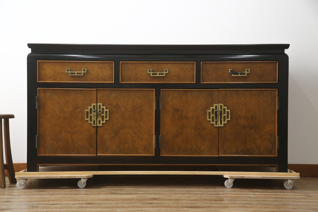 中古　高級品!!　希少モデル　アメリカ　Century Furniture(センチュリー・ファニチャー)　取っ手のデザインが目を引くシノワズリ様式のサイドボード(サイドキャビネット、カウンターテーブル、キッチンカウンター、収納棚)(R-079218)