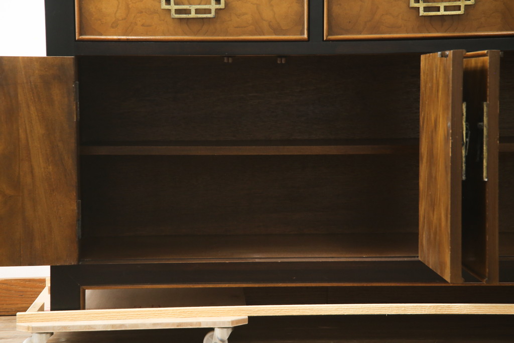 中古　高級品!!　希少モデル　アメリカ　Century Furniture(センチュリー・ファニチャー)　取っ手のデザインが目を引くシノワズリ様式のサイドボード(サイドキャビネット、カウンターテーブル、キッチンカウンター、収納棚)(R-079218)