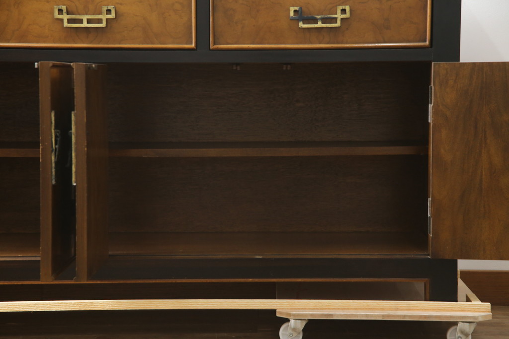 中古　高級品!!　希少モデル　アメリカ　Century Furniture(センチュリー・ファニチャー)　取っ手のデザインが目を引くシノワズリ様式のサイドボード(サイドキャビネット、カウンターテーブル、キッチンカウンター、収納棚)(R-079218)