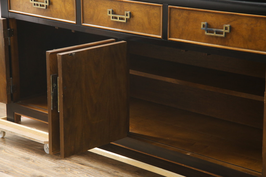 中古　高級品!!　希少モデル　アメリカ　Century Furniture(センチュリー・ファニチャー)　取っ手のデザインが目を引くシノワズリ様式のサイドボード(サイドキャビネット、カウンターテーブル、キッチンカウンター、収納棚)(R-079218)