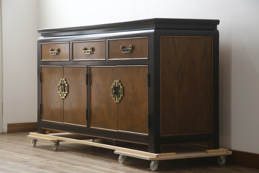 中古　高級品!!　希少モデル　アメリカ　Century Furniture(センチュリー・ファニチャー)　取っ手のデザインが目を引くシノワズリ様式のサイドボード(サイドキャビネット、カウンターテーブル、キッチンカウンター、収納棚)(R-079218)