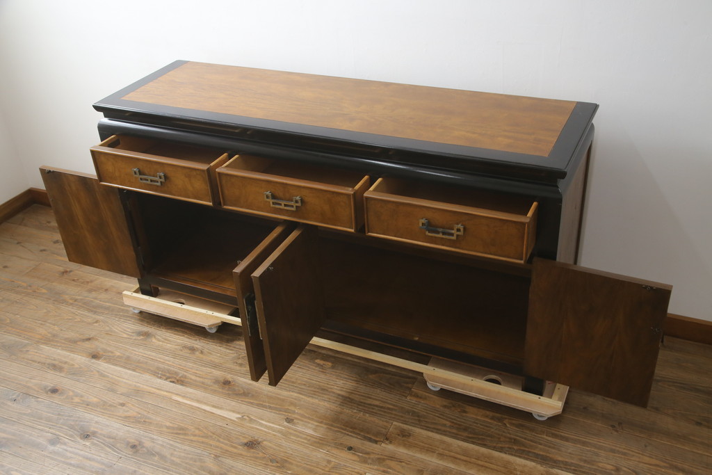 中古　高級品!!　希少モデル　アメリカ　Century Furniture(センチュリー・ファニチャー)　取っ手のデザインが目を引くシノワズリ様式のサイドボード(サイドキャビネット、カウンターテーブル、キッチンカウンター、収納棚)(R-079218)