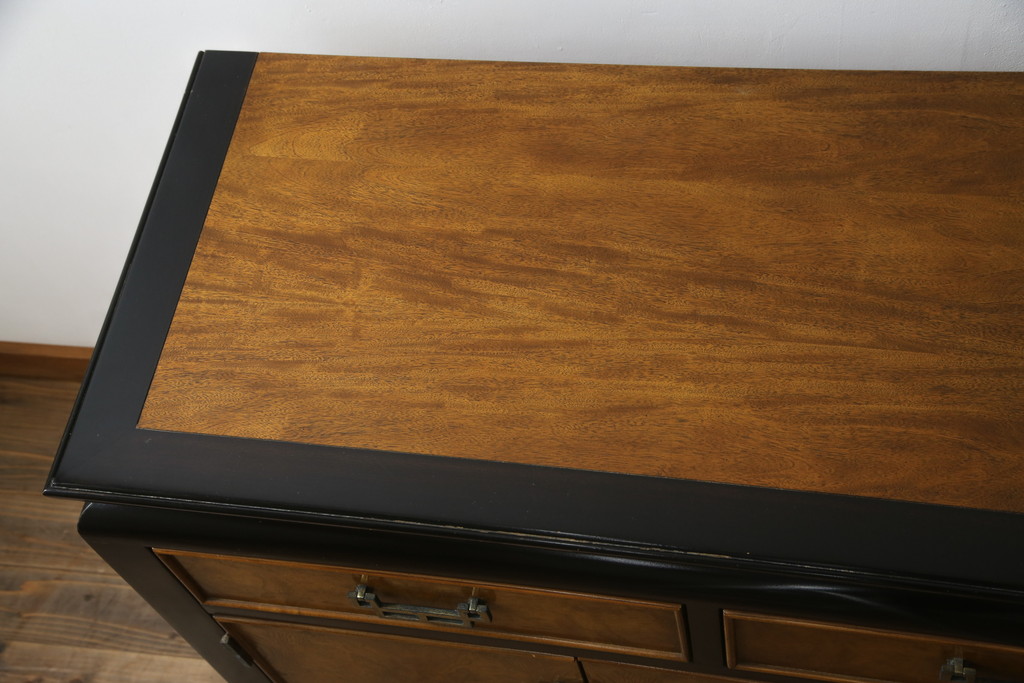 中古　高級品!!　希少モデル　アメリカ　Century Furniture(センチュリー・ファニチャー)　取っ手のデザインが目を引くシノワズリ様式のサイドボード(サイドキャビネット、カウンターテーブル、キッチンカウンター、収納棚)(R-079218)