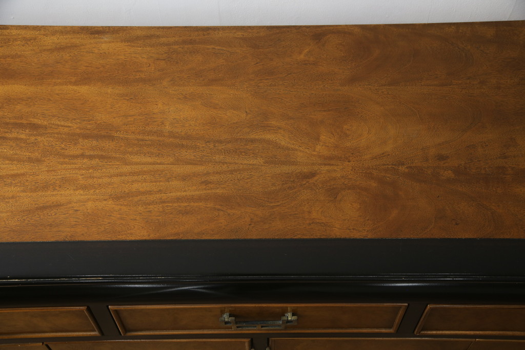 中古　高級品!!　希少モデル　アメリカ　Century Furniture(センチュリー・ファニチャー)　取っ手のデザインが目を引くシノワズリ様式のサイドボード(サイドキャビネット、カウンターテーブル、キッチンカウンター、収納棚)(R-079218)