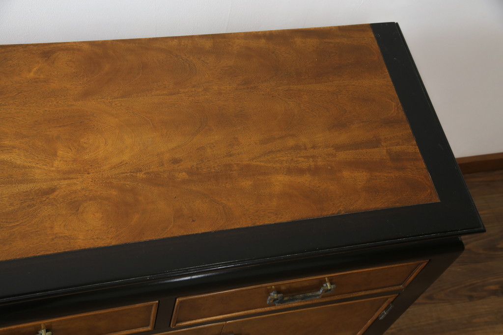 中古　高級品!!　希少モデル　アメリカ　Century Furniture(センチュリー・ファニチャー)　取っ手のデザインが目を引くシノワズリ様式のサイドボード(サイドキャビネット、カウンターテーブル、キッチンカウンター、収納棚)(R-079218)