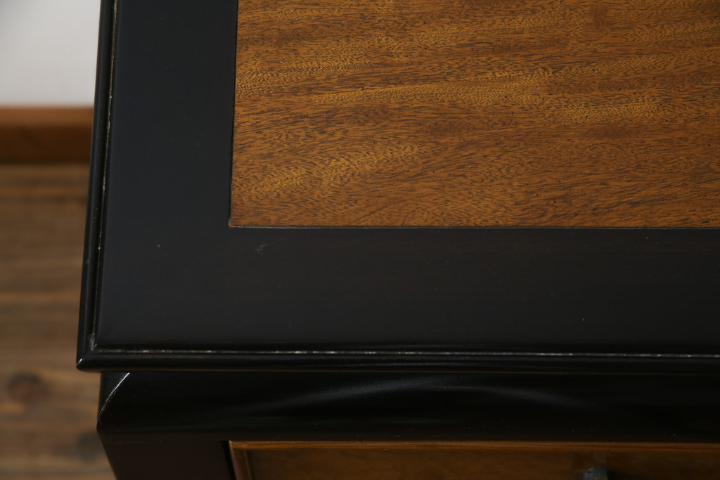 中古　高級品!!　希少モデル　アメリカ　Century Furniture(センチュリー・ファニチャー)　取っ手のデザインが目を引くシノワズリ様式のサイドボード(サイドキャビネット、カウンターテーブル、キッチンカウンター、収納棚)(R-079218)