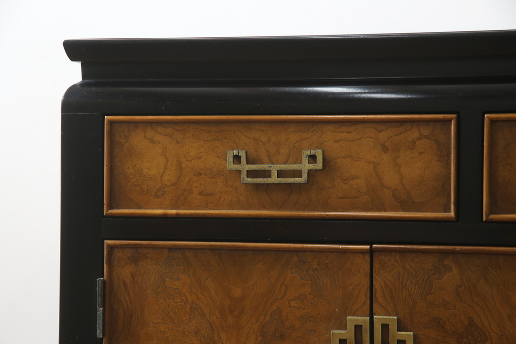中古　高級品!!　希少モデル　アメリカ　Century Furniture(センチュリー・ファニチャー)　取っ手のデザインが目を引くシノワズリ様式のサイドボード(サイドキャビネット、カウンターテーブル、キッチンカウンター、収納棚)(R-079218)