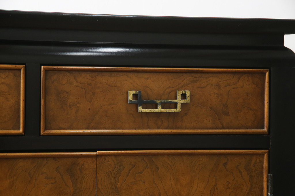 中古　高級品!!　希少モデル　アメリカ　Century Furniture(センチュリー・ファニチャー)　取っ手のデザインが目を引くシノワズリ様式のサイドボード(サイドキャビネット、カウンターテーブル、キッチンカウンター、収納棚)(R-079218)