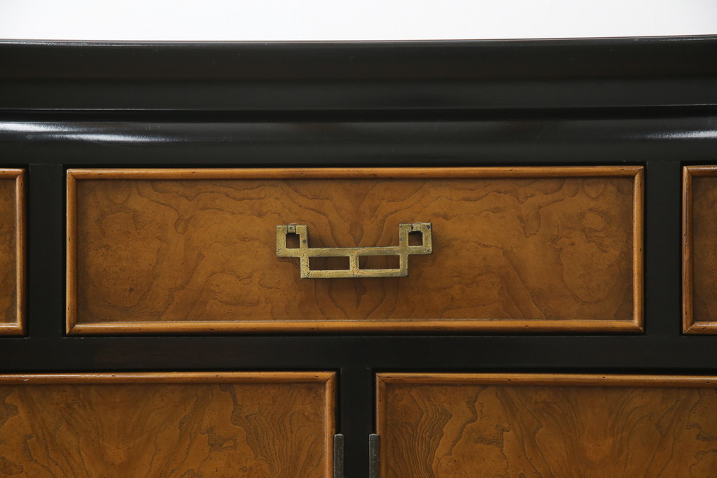 中古　高級品!!　希少モデル　アメリカ　Century Furniture(センチュリー・ファニチャー)　取っ手のデザインが目を引くシノワズリ様式のサイドボード(サイドキャビネット、カウンターテーブル、キッチンカウンター、収納棚)(R-079218)