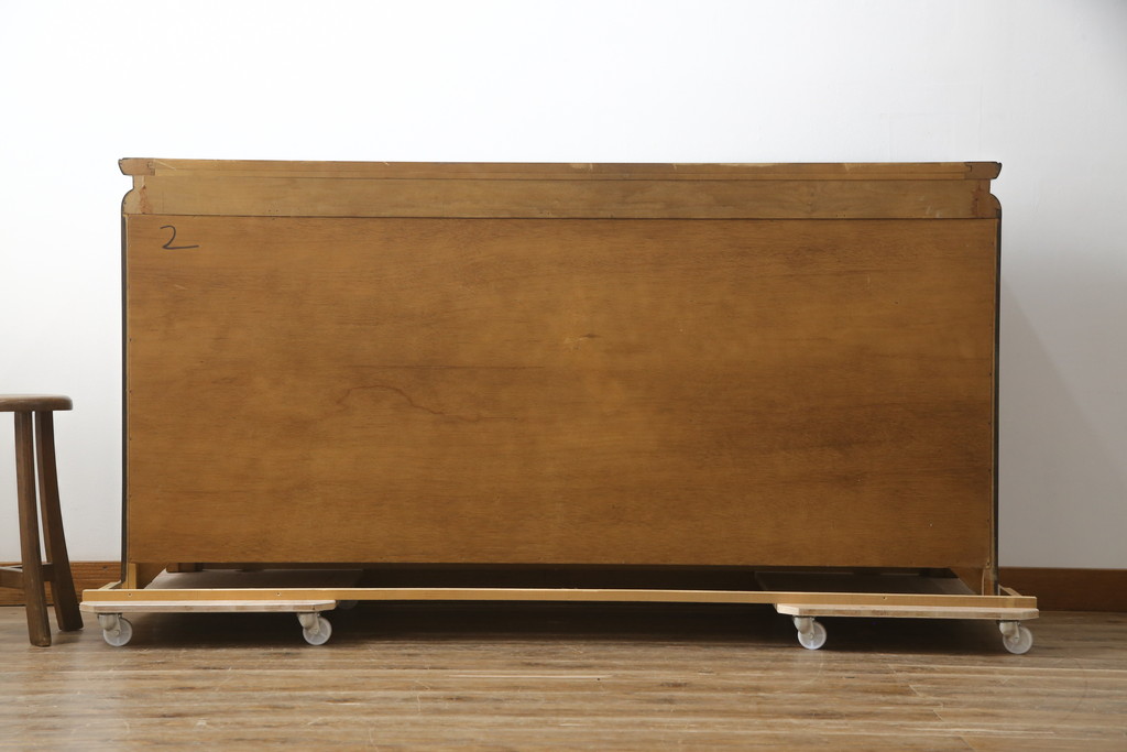 中古　高級品!!　希少モデル　アメリカ　Century Furniture(センチュリー・ファニチャー)　取っ手のデザインが目を引くシノワズリ様式のサイドボード(サイドキャビネット、カウンターテーブル、キッチンカウンター、収納棚)(R-079218)