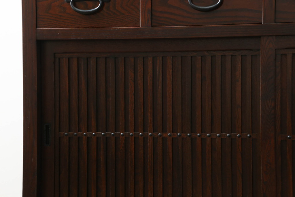 中古　美品　栗材　和の趣あふれる佇まいが魅力的な二段重ね水屋箪笥(食器棚、戸棚、収納棚、キャビネット)(R-073266)