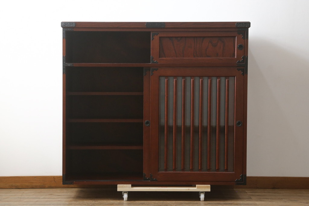 中古　美品!!　工芸家具　飛鳥欅箪笥　欅(ケヤキ)材　意匠を凝らした金具が素敵な水屋箪笥サイドキャビネット(収納棚、戸棚、食器棚、カップボード、サイドボード)(R-079220)