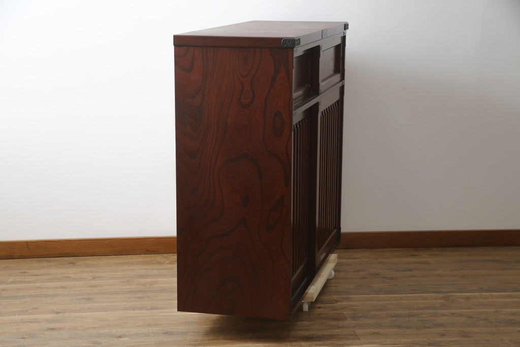 中古　美品!!　工芸家具　飛鳥欅箪笥　欅(ケヤキ)材　意匠を凝らした金具が素敵な水屋箪笥サイドキャビネット(収納棚、戸棚、食器棚、カップボード、サイドボード)(R-079220)