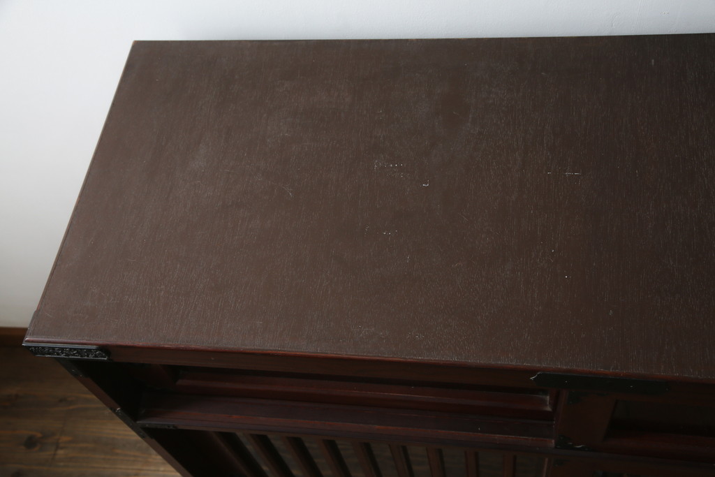 中古　美品!!　工芸家具　飛鳥欅箪笥　欅(ケヤキ)材　意匠を凝らした金具が素敵な水屋箪笥サイドキャビネット(収納棚、戸棚、食器棚、カップボード、サイドボード)(R-079220)