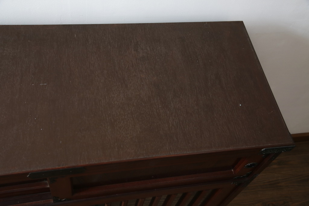 中古　美品!!　工芸家具　飛鳥欅箪笥　欅(ケヤキ)材　意匠を凝らした金具が素敵な水屋箪笥サイドキャビネット(収納棚、戸棚、食器棚、カップボード、サイドボード)(R-079220)