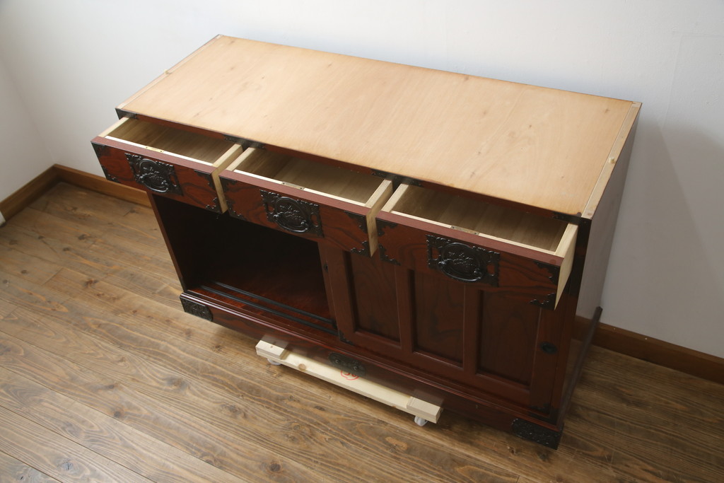 中古　美品!!　工芸家具　飛鳥欅箪笥　欅(ケヤキ)材　意匠を凝らした金具が素敵な水屋箪笥サイドボード(収納棚、戸棚、食器棚、カップボード、サイドキャビネット)(R-079221)