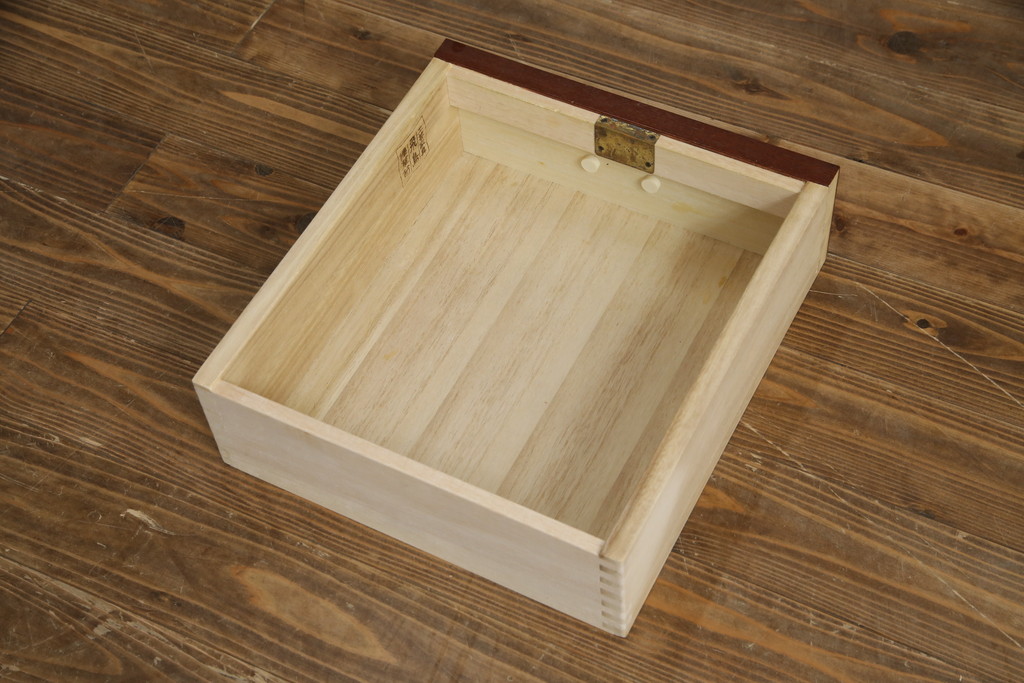 中古　美品!!　工芸家具　飛鳥欅箪笥　欅(ケヤキ)材　意匠を凝らした金具が素敵な水屋箪笥サイドボード(収納棚、戸棚、食器棚、カップボード、サイドキャビネット)(R-079221)