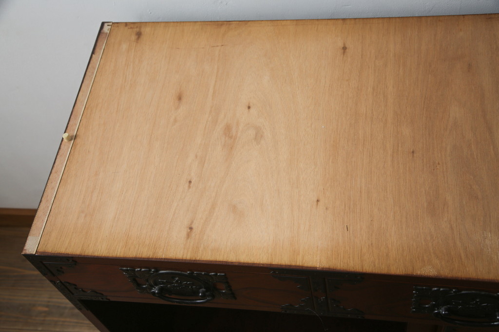 中古　美品!!　工芸家具　飛鳥欅箪笥　欅(ケヤキ)材　意匠を凝らした金具が素敵な水屋箪笥サイドボード(収納棚、戸棚、食器棚、カップボード、サイドキャビネット)(R-079221)