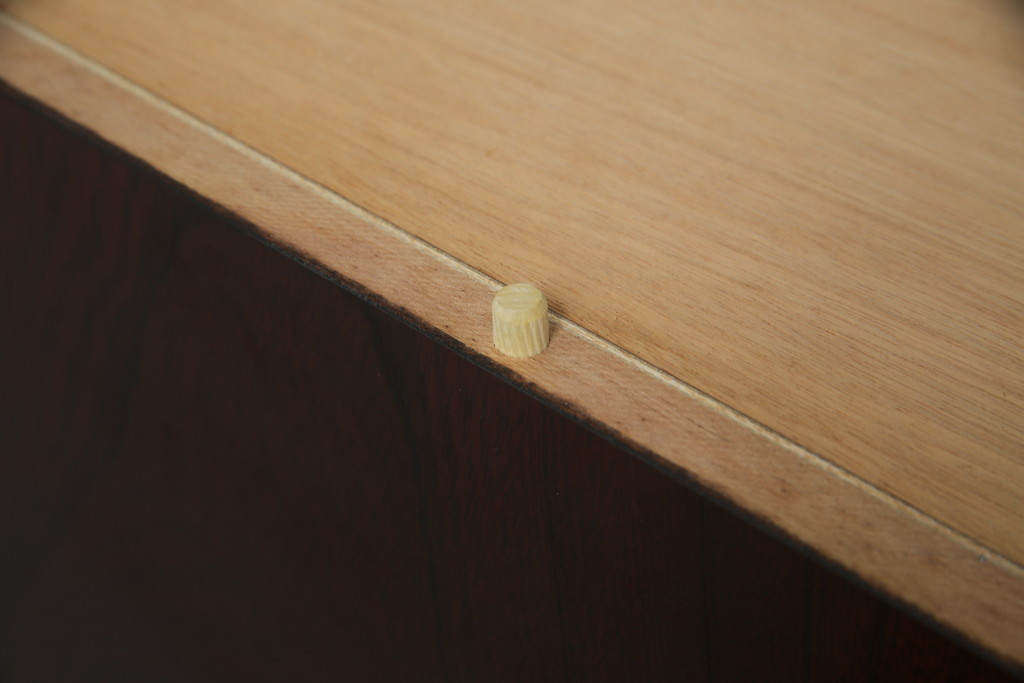 中古　美品!!　工芸家具　飛鳥欅箪笥　欅(ケヤキ)材　意匠を凝らした金具が素敵な水屋箪笥サイドボード(収納棚、戸棚、食器棚、カップボード、サイドキャビネット)(R-079221)