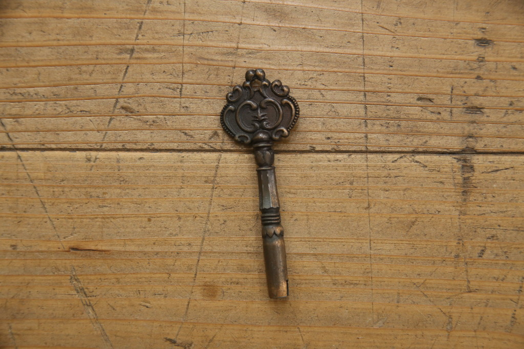 中古　美品!!　工芸家具　飛鳥欅箪笥　欅(ケヤキ)材　意匠を凝らした金具が素敵な水屋箪笥サイドボード(収納棚、戸棚、食器棚、カップボード、サイドキャビネット)(R-079221)