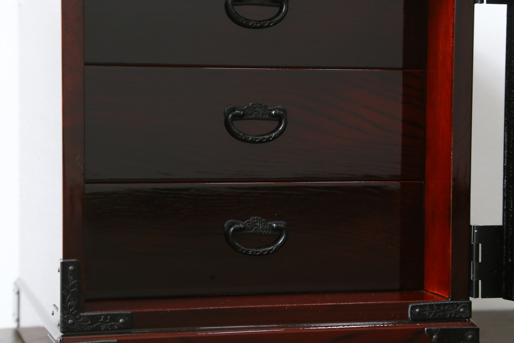 中古　美品　仙台箪笥　渡辺家具店　美しい漆の光沢と存在感のある金具が目を惹く小引き出し(船箪笥、舟箪笥、小箪笥、小物収納)(R-078786)
