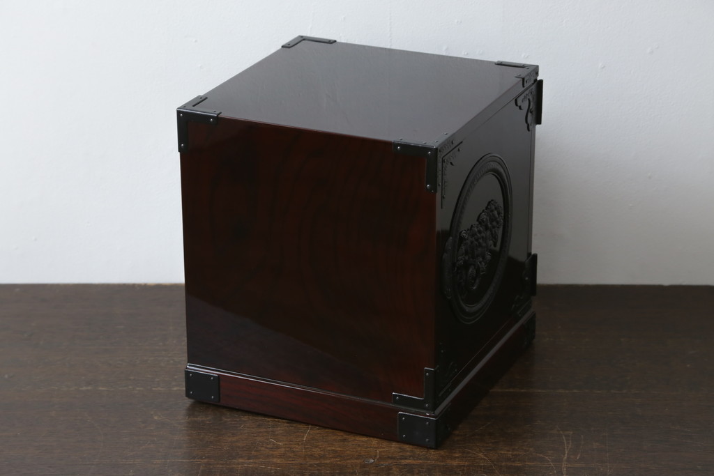 中古　美品　仙台箪笥　渡辺家具店　美しい漆の光沢と存在感のある金具が目を惹く小引き出し(船箪笥、舟箪笥、小箪笥、小物収納)(R-078786)