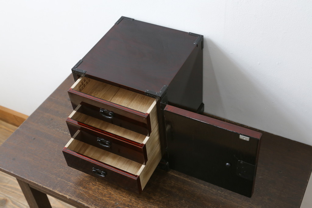 中古　美品　仙台箪笥　渡辺家具店　美しい漆の光沢と存在感のある金具が目を惹く小引き出し(船箪笥、舟箪笥、小箪笥、小物収納)(R-078786)