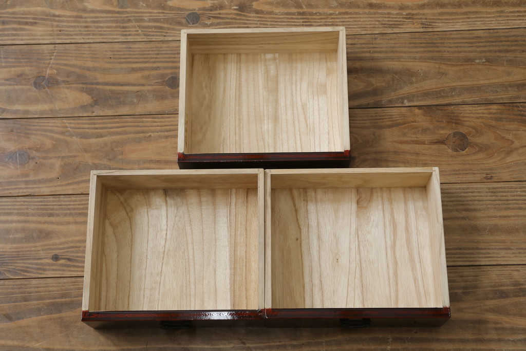 中古　美品　仙台箪笥　渡辺家具店　美しい漆の光沢と存在感のある金具が目を惹く小引き出し(船箪笥、舟箪笥、小箪笥、小物収納)(R-078786)