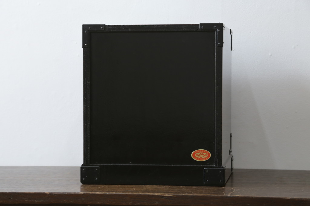 中古　美品　仙台箪笥　渡辺家具店　美しい漆の光沢と存在感のある金具が目を惹く小引き出し(船箪笥、舟箪笥、小箪笥、小物収納)(R-078786)