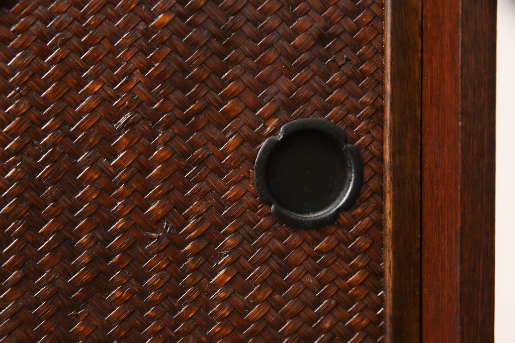 和製アンティーク　三方欅(ケヤキ)材　網代引き戸がアクセントの茶箪笥(違い棚、飾り棚、収納棚、戸棚)(R-066212)