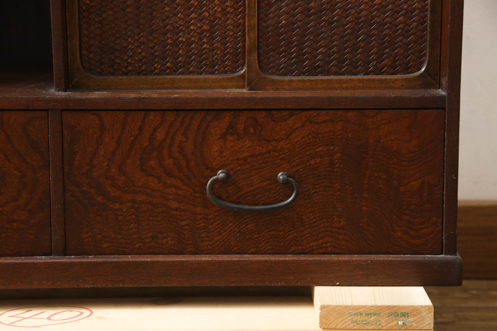 和製アンティーク　三方欅(ケヤキ)材　網代引き戸がアクセントの茶箪笥(違い棚、飾り棚、収納棚、戸棚)(R-066212)