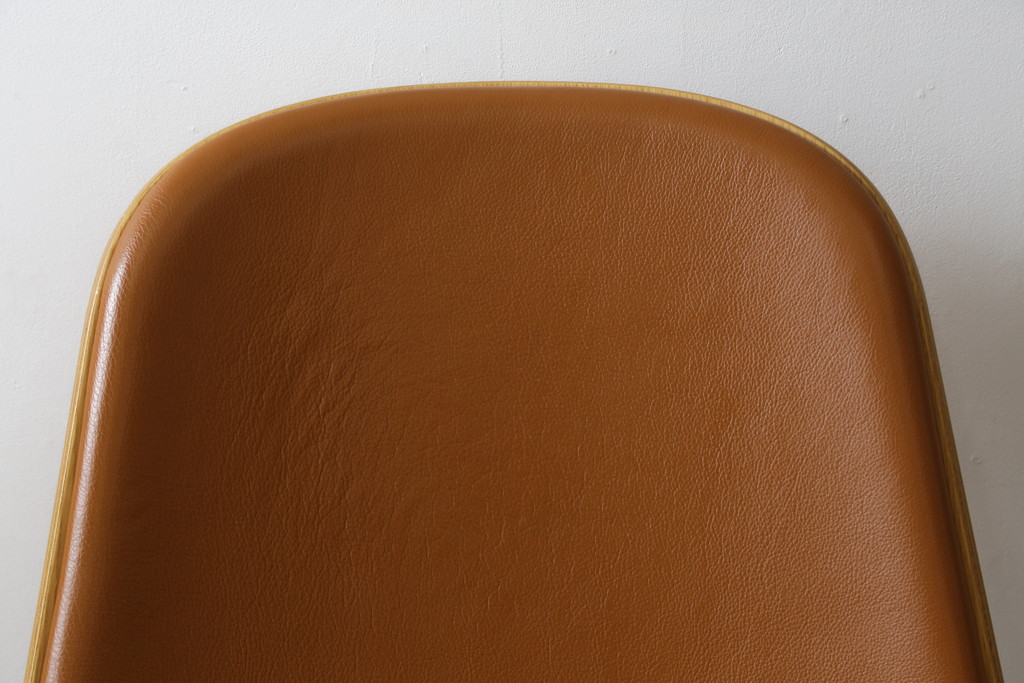 中古　オーク材　本革(レザー)　CARL HANSEN & SON(カール・ハンセン&サン) Hans J Wegner(ハンス・J・ウェグナー)デザイン　CH07　独創的なデザインが目を惹くシェルチェア(イス、椅子、ダイニングチェア、サロンチェア、イージーチェア、北欧)(定価約50万円)(R-075775)です。