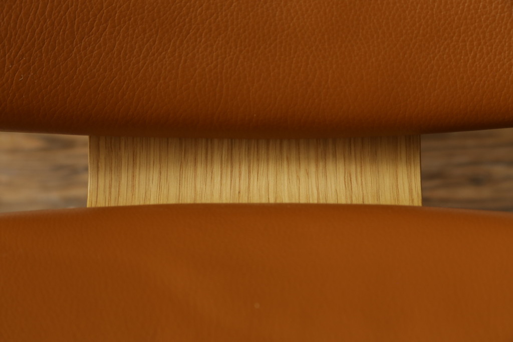 中古　オーク材　本革(レザー)　CARL HANSEN & SON(カール・ハンセン&サン) Hans J Wegner(ハンス・J・ウェグナー)デザイン　CH07　独創的なデザインが目を惹くシェルチェア(イス、椅子、ダイニングチェア、サロンチェア、イージーチェア、北欧)(定価約50万円)(R-075775)です。