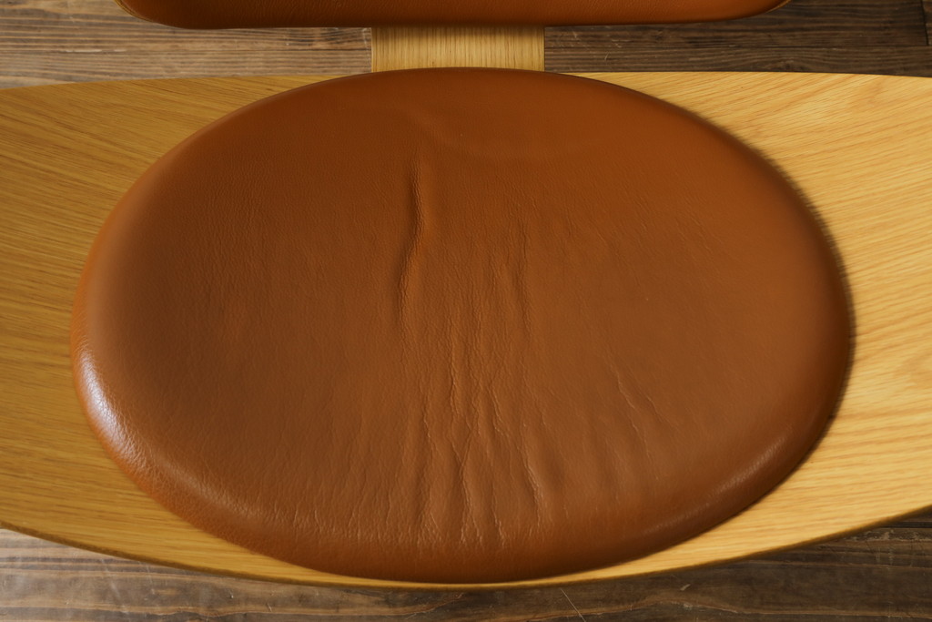 中古　オーク材　本革(レザー)　CARL HANSEN & SON(カール・ハンセン&サン) Hans J Wegner(ハンス・J・ウェグナー)デザイン　CH07　独創的なデザインが目を惹くシェルチェア(イス、椅子、ダイニングチェア、サロンチェア、イージーチェア、北欧)(定価約50万円)(R-075775)です。