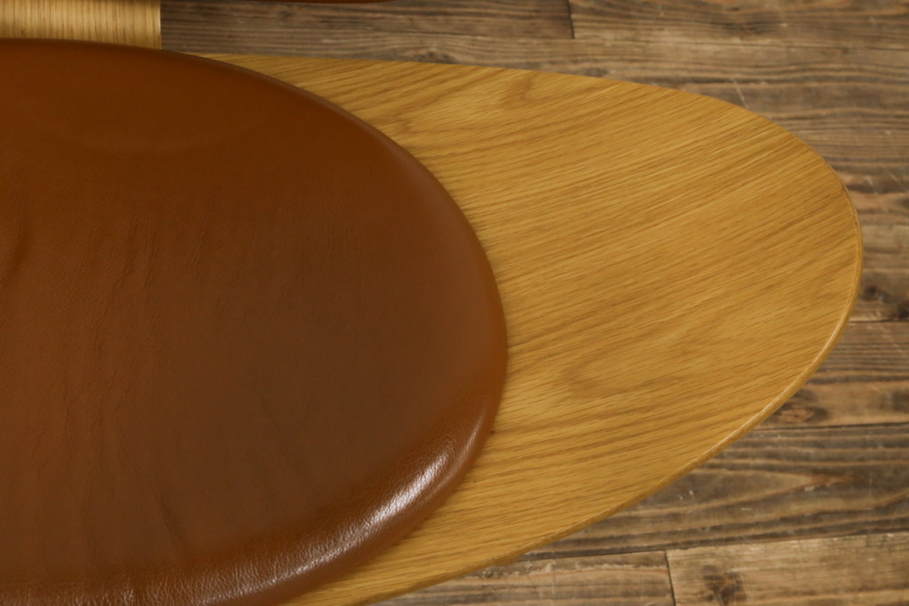 中古　オーク材　本革(レザー)　CARL HANSEN & SON(カール・ハンセン&サン) Hans J Wegner(ハンス・J・ウェグナー)デザイン　CH07　独創的なデザインが目を惹くシェルチェア(イス、椅子、ダイニングチェア、サロンチェア、イージーチェア、北欧)(定価約50万円)(R-075775)です。