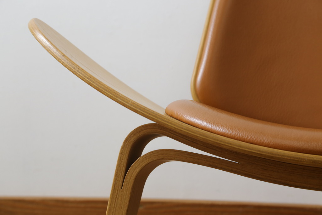 中古　オーク材　本革(レザー)　CARL HANSEN & SON(カール・ハンセン&サン) Hans J Wegner(ハンス・J・ウェグナー)デザイン　CH07　独創的なデザインが目を惹くシェルチェア(イス、椅子、ダイニングチェア、サロンチェア、イージーチェア、北欧)(定価約50万円)(R-075775)です。