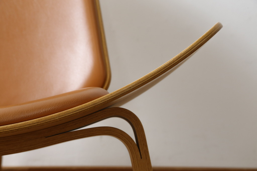 中古　オーク材　本革(レザー)　CARL HANSEN & SON(カール・ハンセン&サン) Hans J Wegner(ハンス・J・ウェグナー)デザイン　CH07　独創的なデザインが目を惹くシェルチェア(イス、椅子、ダイニングチェア、サロンチェア、イージーチェア、北欧)(定価約50万円)(R-075775)です。