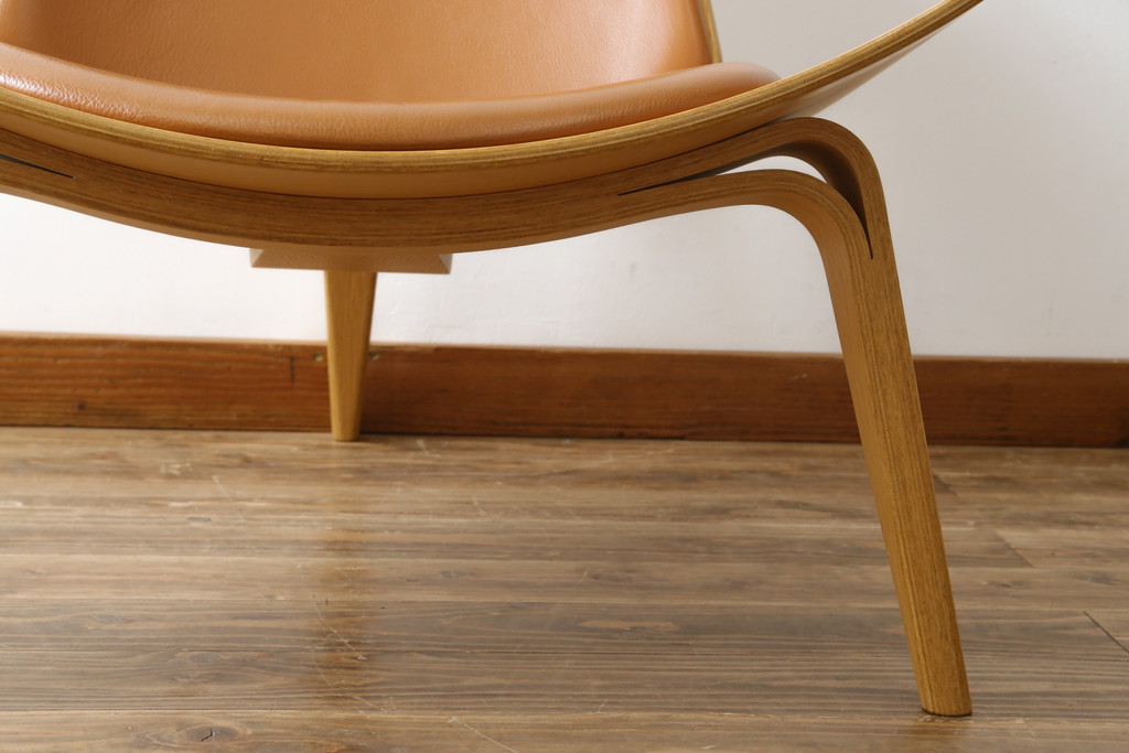 中古　オーク材　本革(レザー)　CARL HANSEN & SON(カール・ハンセン&サン) Hans J Wegner(ハンス・J・ウェグナー)デザイン　CH07　独創的なデザインが目を惹くシェルチェア(イス、椅子、ダイニングチェア、サロンチェア、イージーチェア、北欧)(定価約50万円)(R-075775)です。