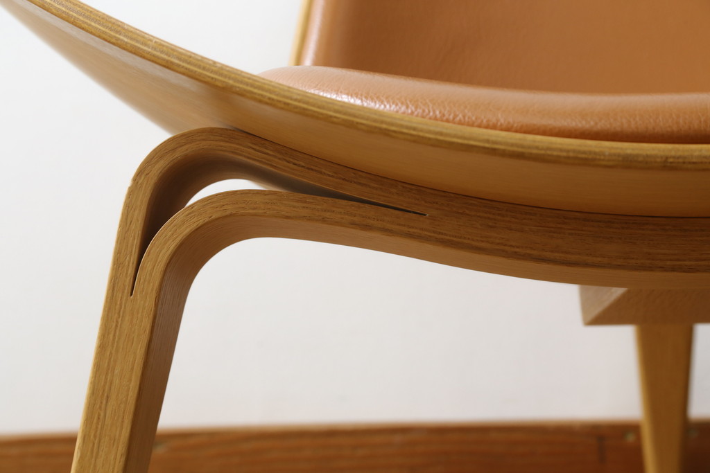 中古　オーク材　本革(レザー)　CARL HANSEN & SON(カール・ハンセン&サン) Hans J Wegner(ハンス・J・ウェグナー)デザイン　CH07　独創的なデザインが目を惹くシェルチェア(イス、椅子、ダイニングチェア、サロンチェア、イージーチェア、北欧)(定価約50万円)(R-075775)です。