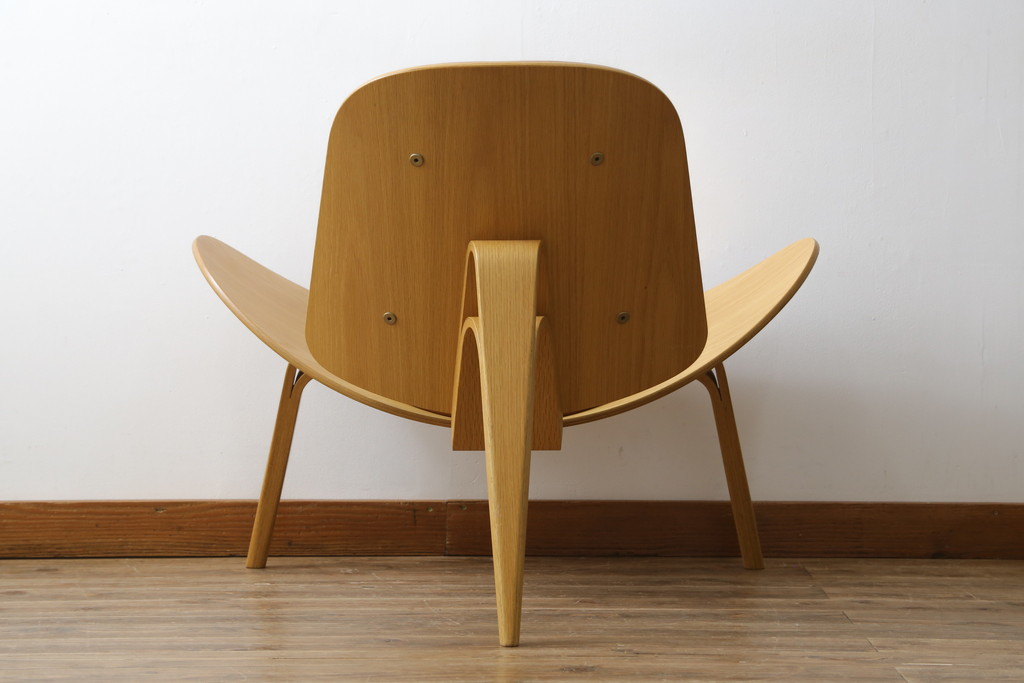 中古　オーク材　本革(レザー)　CARL HANSEN & SON(カール・ハンセン&サン) Hans J Wegner(ハンス・J・ウェグナー)デザイン　CH07　独創的なデザインが目を惹くシェルチェア(イス、椅子、ダイニングチェア、サロンチェア、イージーチェア、北欧)(定価約50万円)(R-075775)です。