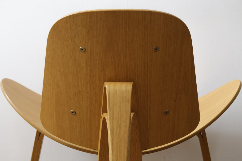 中古　オーク材　本革(レザー)　CARL HANSEN & SON(カール・ハンセン&サン) Hans J Wegner(ハンス・J・ウェグナー)デザイン　CH07　独創的なデザインが目を惹くシェルチェア(イス、椅子、ダイニングチェア、サロンチェア、イージーチェア、北欧)(定価約50万円)(R-075775)です。