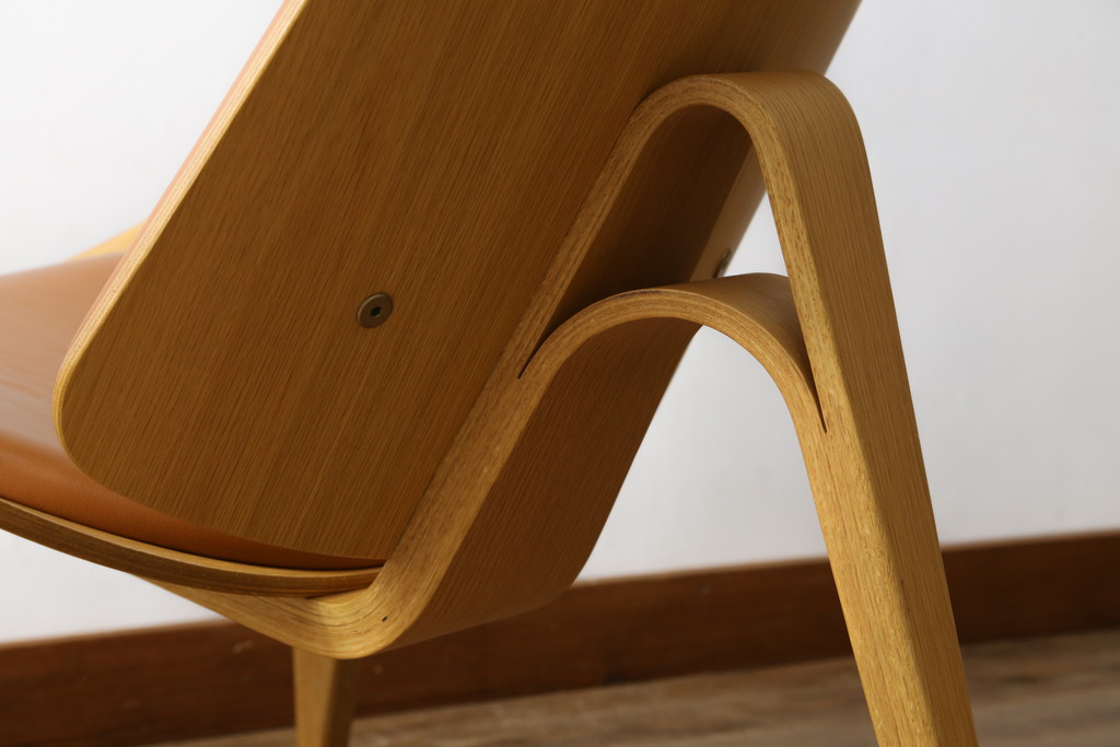 中古　オーク材　本革(レザー)　CARL HANSEN & SON(カール・ハンセン&サン) Hans J Wegner(ハンス・J・ウェグナー)デザイン　CH07　独創的なデザインが目を惹くシェルチェア(イス、椅子、ダイニングチェア、サロンチェア、イージーチェア、北欧)(定価約50万円)(R-075775)です。