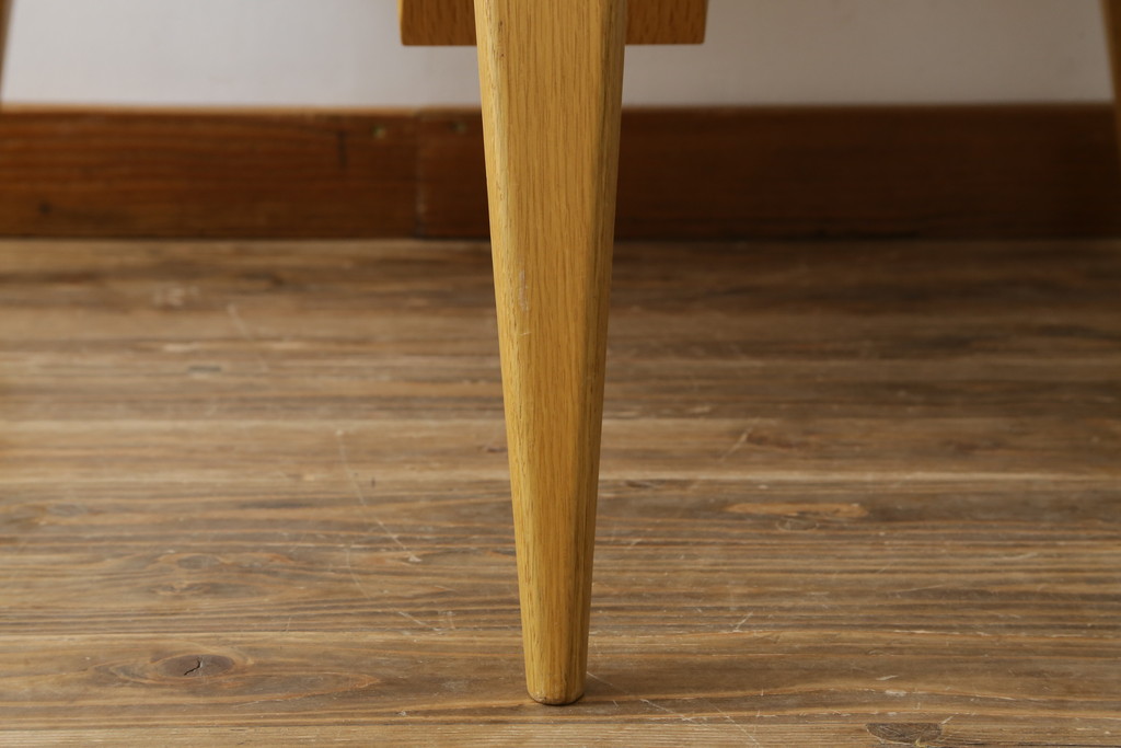 中古　オーク材　本革(レザー)　CARL HANSEN & SON(カール・ハンセン&サン) Hans J Wegner(ハンス・J・ウェグナー)デザイン　CH07　独創的なデザインが目を惹くシェルチェア(イス、椅子、ダイニングチェア、サロンチェア、イージーチェア、北欧)(定価約50万円)(R-075775)です。