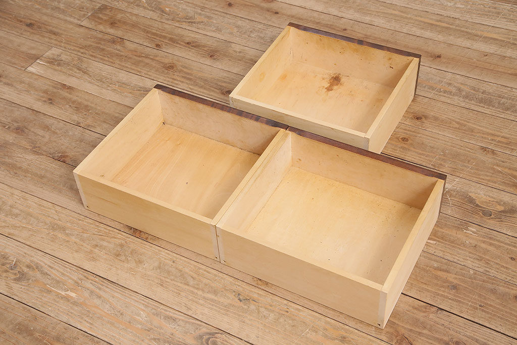 中古　北海道民芸家具　HM165K　高級感漂う上品な佇まいの食器棚(カップボード、キャビネット、サイドボード、サイドキャビネット)(定価約43万円)(R-048941)