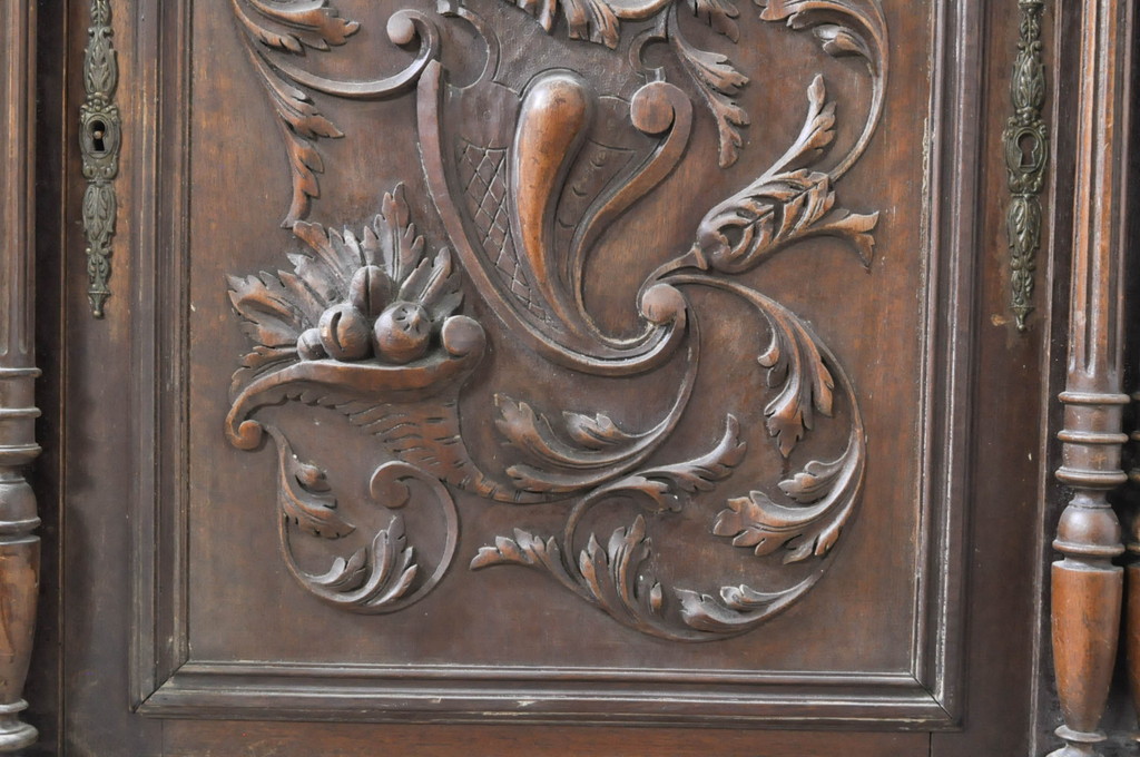オランダアンティーク　クラシカルな佇まいの彫刻キャビネット(サイドキャビネット、サイドボード、戸棚、収納棚、カウンターテーブル)(R-072031)