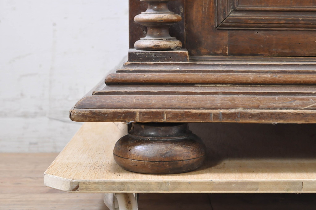 オランダアンティーク　クラシカルな佇まいの彫刻キャビネット(サイドキャビネット、サイドボード、戸棚、収納棚)(R-072032)
